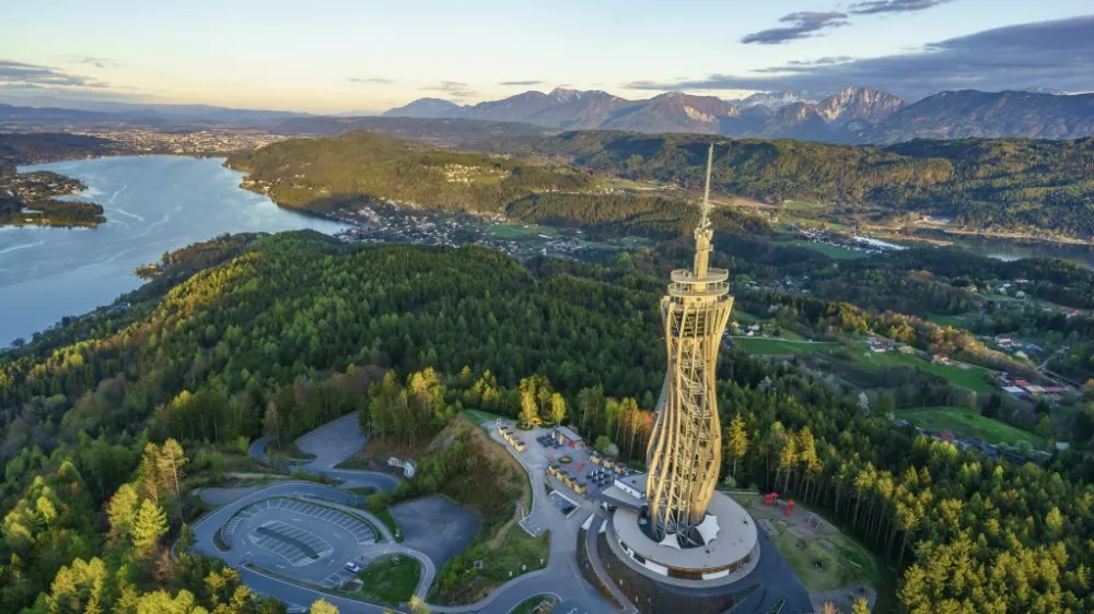 Razgledni stolp ob Vrbskem jezeru.