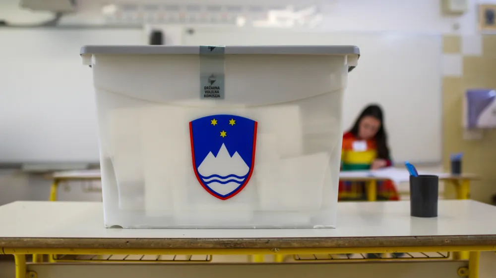 Postavlja se vpra&scaron;anje, kdo nam lahko zagotovi, da se ob naslednjih volitvah napake ne bodo spet dogajale in da bodo jesenske volitve izvedene brez vsakr&scaron;ne sence dvoma o delovanju sistema.&nbsp;