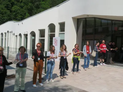 Takole je približno 150 krajanov Kr&scaron;kega ustvarilo živo verigo in pomagalo seliti knjige v nove prostore.