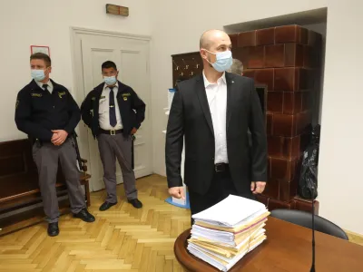 Ranis Smajlović je bil zaradi ugrabitve otrok obsojen, a &scaron;e nepravnomočno in zgolj na pogojno kazen. Kje sta otroka, ve le on.