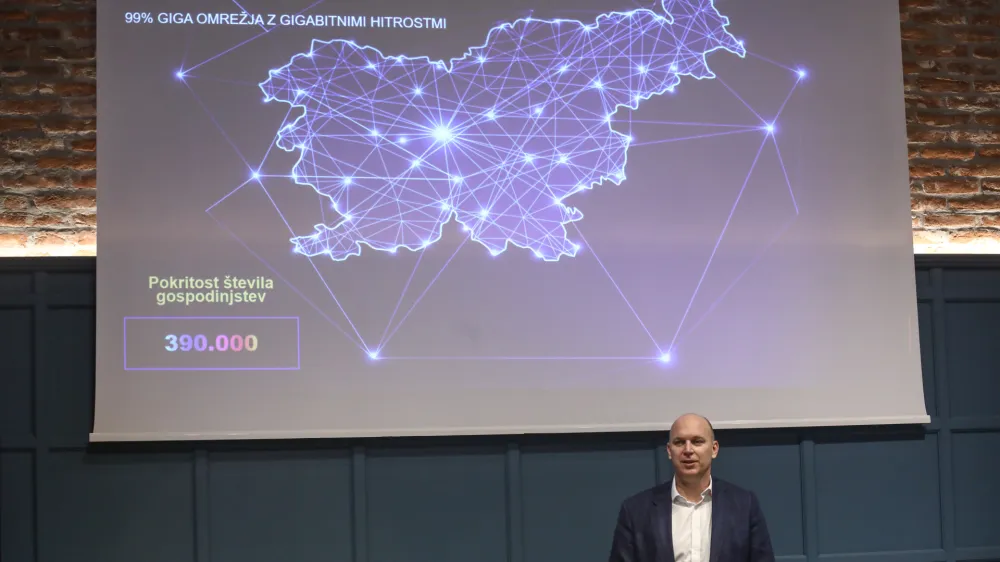 predsednik poslovodstva drube Telemach Adrian Jeina- 11.02.2022 - Druba Telemach - najhitreje rastoči mobilni operater, vodilni ponudnik plačljivih video vsebin in vodilni ponudnik storitev fiksnega interneta predstavili nekaj novosti in nedavnih dosekov,//FOTO: Luka Cjuha.