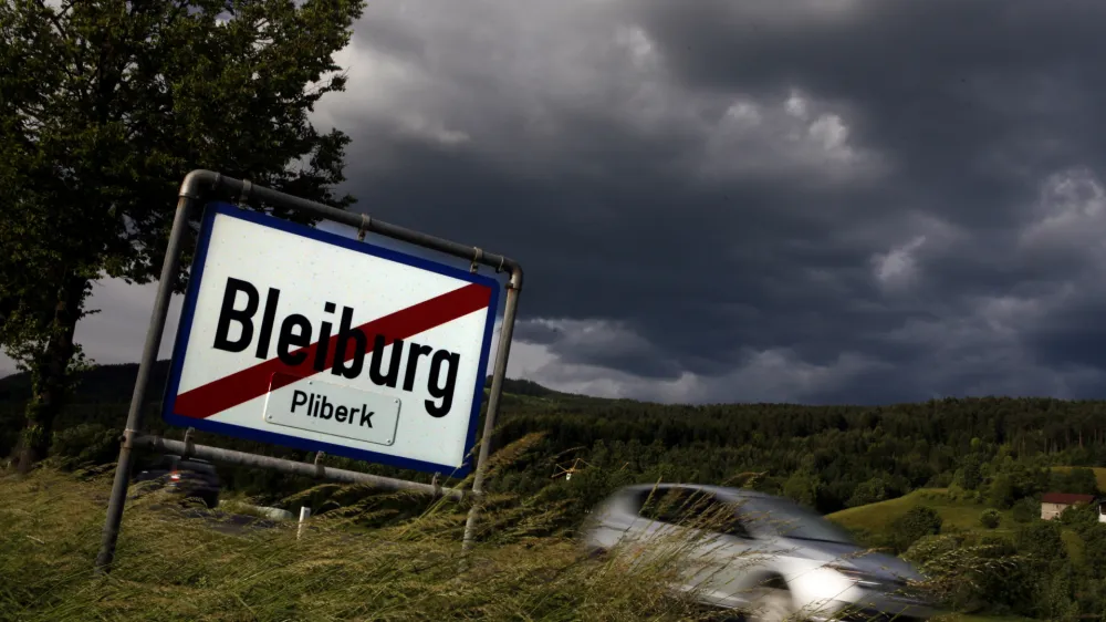 Pliberk - dvojezična tabla - ilustrativna fotografija- Avstrijska Koroka 2010 - slovenska majnina//FOTO: Bojan Velikonja OPOMBA: ZA OBJAVO V PRILOGI  DNEVNIKOV OBJEKTIV - REPORTAA