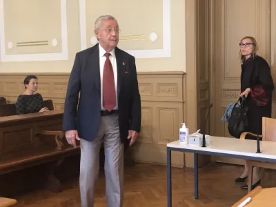 Obtoženi Walter Wolf je včeraj vendarle pri&scaron;el na mariborsko okrožno sodi&scaron;če in se soočil z očitkom, da je v aferi Patria pral denar. Očitke iz obtožnice je označil za bedarije.&nbsp;