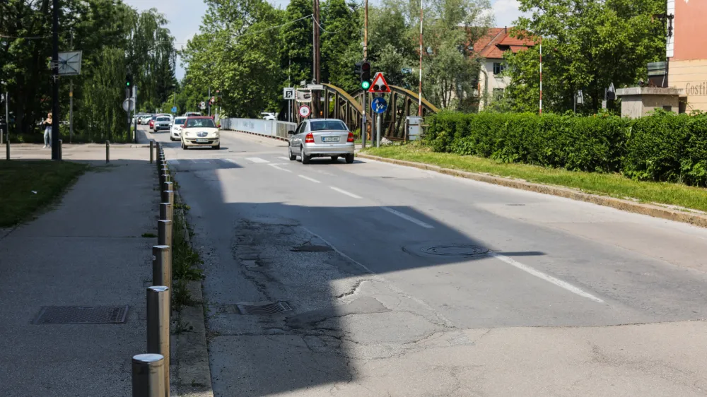 - 13.05.2022 &ndash; Grablovičeva ulica &ndash; asfaltirana cesta na odseku med Pov&scaron;etovo in mostom čez Ljubljanico. - //FOTO: Bojan Velikonja