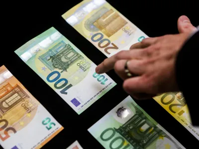 - denar, bankovci, evro  euro - novi bankovec za 100  in 200  - 27.05.2019  Banka Slovenije (BS) - predstavili prenovljena bankovca za 100 in 200 evrov //FOTO: Bojan Velikonja