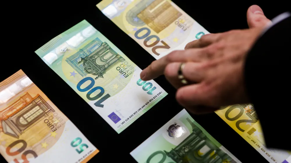 - denar, bankovci, evro  euro - novi bankovec za 100  in 200  - 27.05.2019  Banka Slovenije (BS) - predstavili prenovljena bankovca za 100 in 200 evrov //FOTO: Bojan Velikonja