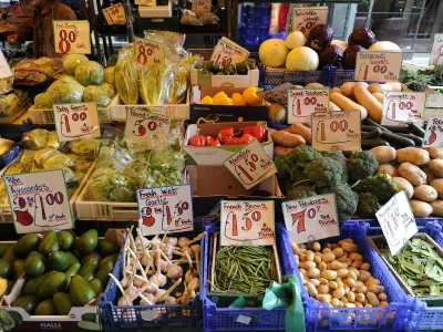 Fruit and vegetables are seen for sale in Soho's Berwick Street Market in central London May 17, 2011. British annual inflation hit a 2-1/2 year high last month and core prices rose at a record pace, but central bank governor Mervyn King warned that reacting too quickly to tackle rising prices could harm the economy. REUTERS/Paul Hackett (BRITAIN - Tags: BUSINESS)