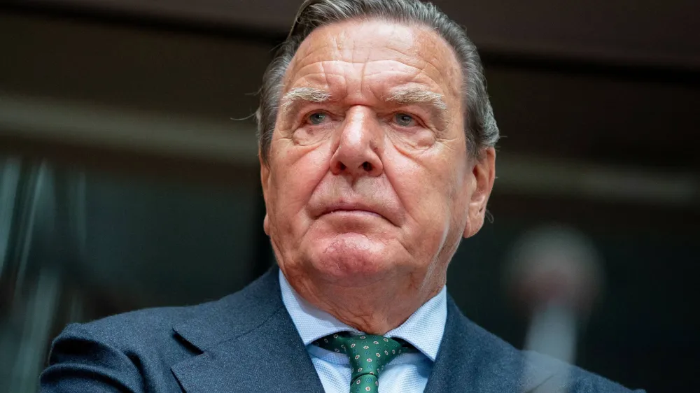 Parlamentarni odbor za proračun naj bi odvzem dodatnih privilegijev nekdanjemu kanclerju Schr&ouml;derju potrdil danes.