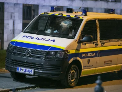 - policija je uporabila solzivec -- izgredi na protestu nasprotnikov koronskih ukrepov -- protestniki so v policiste in poslopje dravnega zbora metali granitne kocke, steklenice in pirotehniko, - 15.09.2021  Trg republike  protest nasprotnikov uvajanja ukrepov PCT (preboleli, cepljeni, testirani)  protestni shod okoli 8000 protestnikov zdruena pod protestnim sloganom "Upor ljudstva". ki je zahtevala odpravo PCT-ukrepov  Epidemija koronavirus COVID-19 //FOTO: