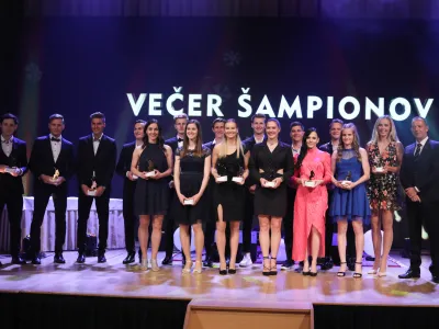 - 18.05.2022 - Smučarska zveza Slovenije - Večer &scaron;ampionov SZS v Unionski dvorani -&nbsp;podelitev kipcev blo&scaron;kega smučarja in plaket Smučarske zveze Slovenije za izjemne&nbsp;&scaron;portne dosežke za sezono 2021/22&nbsp;//FOTO: Bojan Velikonja