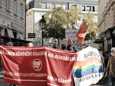 Verschwinden/Izginjanje (2022), v katerem režiserka Andrina Mračnikar raziskuje osebno, družinsko, družbeno in politično zgodovino &ndash; in sodobnost &ndash; dvojezične avstrijske Koro&scaron;ke.