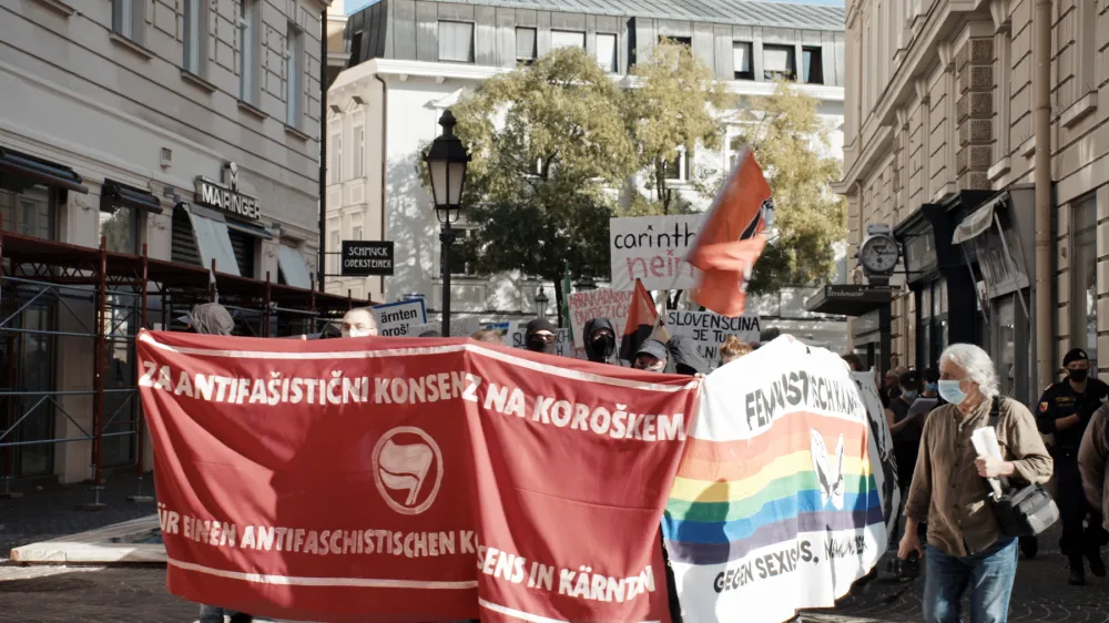 Verschwinden/Izginjanje (2022), v katerem režiserka Andrina Mračnikar raziskuje osebno, družinsko, družbeno in politično zgodovino &ndash; in sodobnost &ndash; dvojezične avstrijske Koro&scaron;ke.