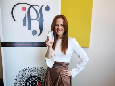 Nina Pu&scaron;lar je &scaron;e tretjič najbolj predvajana slovenska izvajalka. 