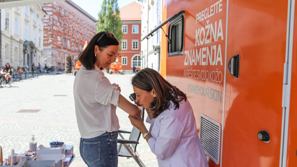 - 20.05.2022 &ndash; Novi trg v Ljubljani -brezplačni pregledi kožnih znamenj &ndash; kožni rak Melanom&nbsp;//FOTO: Bojan Velikonja