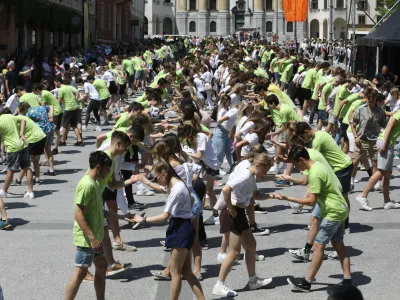 - 20.05.2022 - Maturantska parada 2022 - ples maturantske četvorke na Kongresnem trgu pod naslovom Parada ljubljanskih maturantov v organizaciji Dija&scaron;ke skupnosti Ljubljana ob podpori ljubljanske mestne občine  //FOTO: Luka Cjuha
