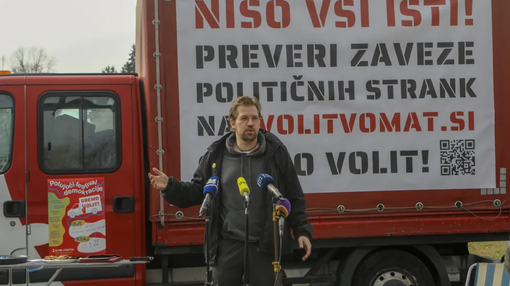 Ja&scaron;a Jenull že &scaron;tiri tedne ne hodi na proteste, a od policije prejema vedno več kazni. Nazadnje je prispela tožba za 34.000 evrov.
