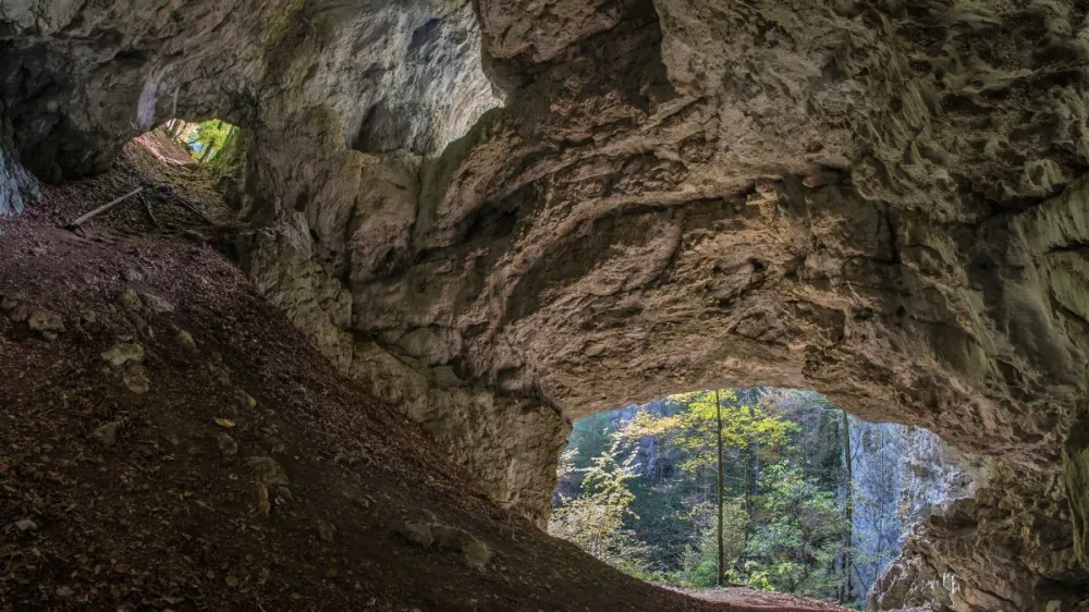 Spektakularno Poklju&scaron;ko okno v Poklju&scaron;ki soteski pri Bledu