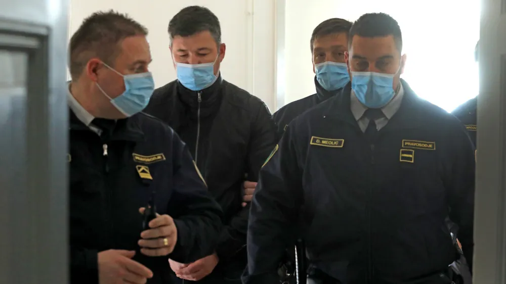 Silvu Dreven&scaron;ku (drugi z leve) bodo v drugo sodili pred spremenjenim senatom. Obramba želi, da bi mu sodili tudi pred drugim sodi&scaron;čem.