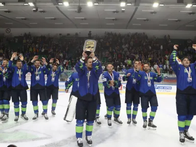 - Slovenska hokejska reprezentanca je v dvorani Tivoli prejela pokal za zmago na svetovnem prvenstvu 1. divizije (skupina A) in se desetič veselila napredovanja v elitno skupino. <br><br><br>- 08.05.2022 - hokej &ndash; Slovenija: Južna Koreja, SP divizije I, skupina A,<br> <br>//FOTO: Luka Cjuha<br>