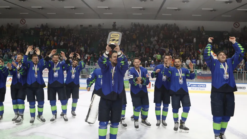 - Slovenska hokejska reprezentanca je v dvorani Tivoli prejela pokal za zmago na svetovnem prvenstvu 1. divizije (skupina A) in se desetič veselila napredovanja v elitno skupino. <br><br><br>- 08.05.2022 - hokej &ndash; Slovenija: Južna Koreja, SP divizije I, skupina A,<br> <br>//FOTO: Luka Cjuha<br>