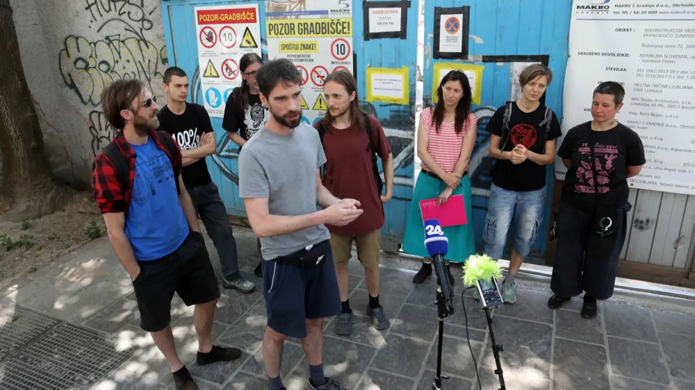 Apel, ki poziva k javnemu bojkotu Centra Rog in ki so ga podpisale že &scaron;tevilne organizacije in iniciative, so včeraj prebrali pred gradbi&scaron;čem nastajajočega kompleksa, na strani iniciative Ohranimo tovarno Rog pa je objavljena tudi spletna peticija.
&nbsp;