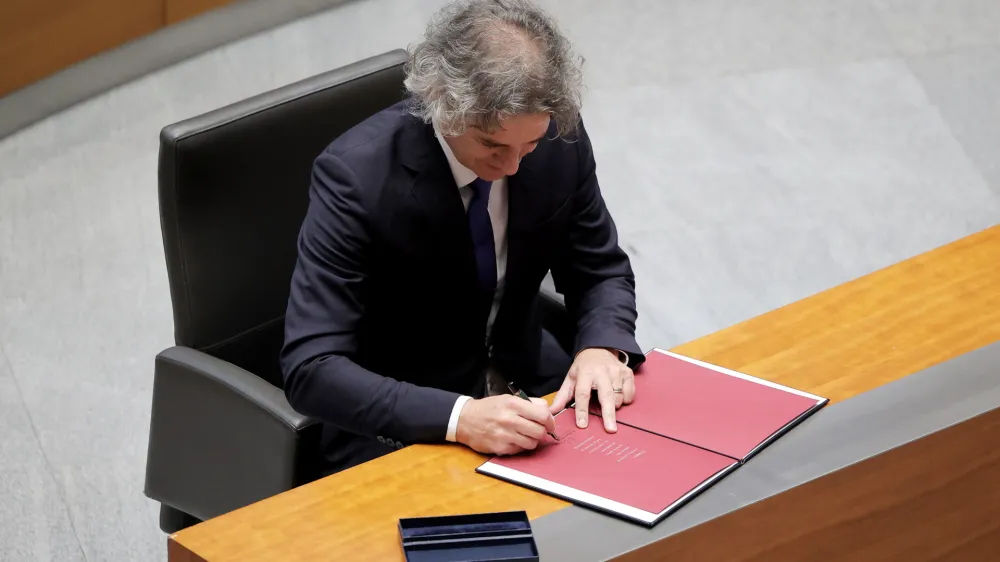 Ljubljana, DZ.<br>Izredna seja DZ, na kateri so glasovali o kandidatu za mandatarja Robertu Golobu ter o podpredsednikih DZ in kandidatki za generalno sekretarko Ursuli Zore Tavcar ter imenovali predsednike in podpredsednike delovnih teles DZ.<br>Mandatar Robert Golob.