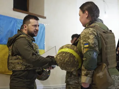 Predsednik Volodimir Zelenski je odlikoval vojakinje in vojake v Harkivu v bližini frontne linije na vzhodu države. F AP