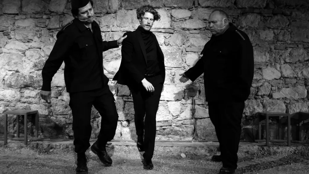 Zupana igra Borut Dolj&scaron;ak, ki ima podobne izku&scaron;nje že iz predstave In stoletje bo zardelo. Primer Kocbek.