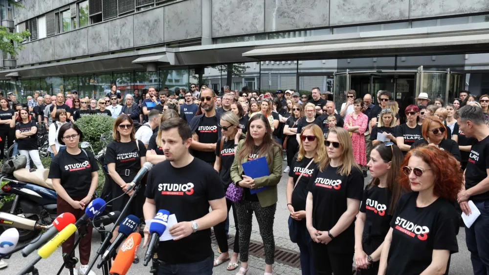 Adrian Bakič in ekipa oddaje Globus<br><br>- 23.05.2022 &ndash; stavka novinarjev na RTV Slovenija - novinarji iz koordinacije novinarskih sindikatov javne RTV so z opozorilno stavko zahtevali novinarsko avtonomijo in socialni dialog. <br><br>//FOTO: Tomaž Skale<br>