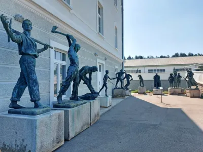 Kipi iz parka na Brdu so trenutno pred depojskim objektom Muzeja novej&scaron;e zgodovine Slovenije v Parku voja&scaron;ke zgodovine Pivka in čakajo, da se jih prenovi in razstavi. Foto: Park voja&scaron;ke zgodovine Pivka