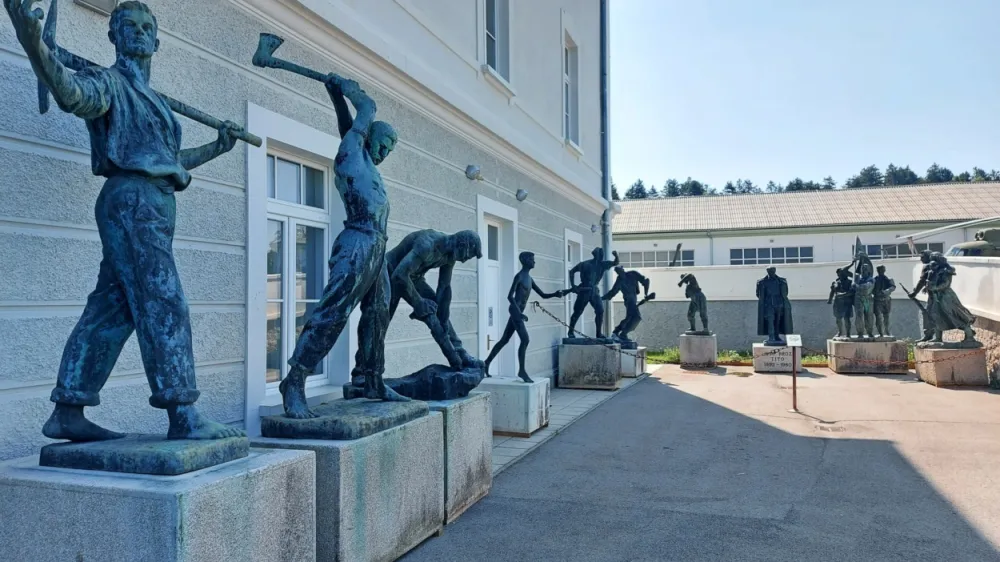 Kipi iz parka na Brdu so trenutno pred depojskim objektom Muzeja novej&scaron;e zgodovine Slovenije v Parku voja&scaron;ke zgodovine Pivka in čakajo, da se jih prenovi in razstavi. Foto: Park voja&scaron;ke zgodovine Pivka