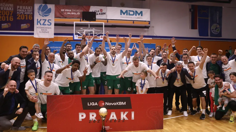 Ko&scaron;arkarji Olimpije so bili v končnici državnega prvenstva razred zase in so zasluženo 19. v klubski zgodovini prejeli pokal najbolj&scaron;ega mo&scaron;tva v državi. Foto: Luka Cjuha