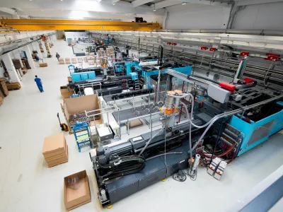 Ergonomsko težja delovna mesta v proizvodnji želijo s izbolj&scaron;ati s pomočjo avtomatizacije. F Skaza