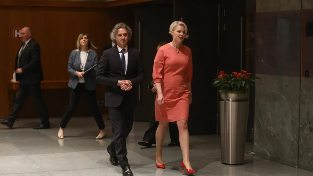 predsednica DZ Ur&scaron;ka Klakočar Zupančič in novi predsednik vlade Robert Golob<br><br>25.05.2022 - izredna seja DZ, na kateri bodo glasovali o kandidatu za mandatarja Robertu Golobu<br><br>Foto Luka Cjuha