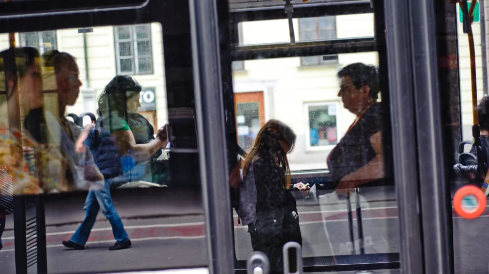 - komunikacija,ljudje,potniki,avtobusi mestnega potni&scaron;kega prometa,LPP,MPP//FOTO: Tomaž Zajel&scaron;nikOPOMBA: ZA OBJAVO V PRILOGI &ndash; DNEVNIKOV OBJEKTIV - REPORTAŽA 2013    //FOTO: Tomaž Zajel&scaron;nik