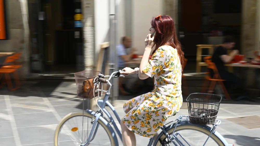 Kazen za telefoniranje med vožnjo s kolesom zna&scaron;a 120 evrov. F Nik Erik Neubauer