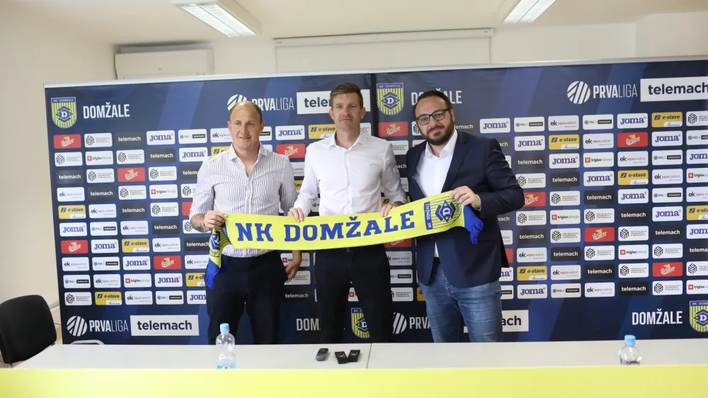 Senijad Ibričič, &scaron;portni direktorSimon Rožman, glavni trenerMatej Oražem, izvr&scaron;ni direktor02.06.2022. Tiskovna konferenca ob prihodu novega trenerja Simona Rožmana v NK Domžale za sezono 2022/23.//FOTO: Bojan Velikonja