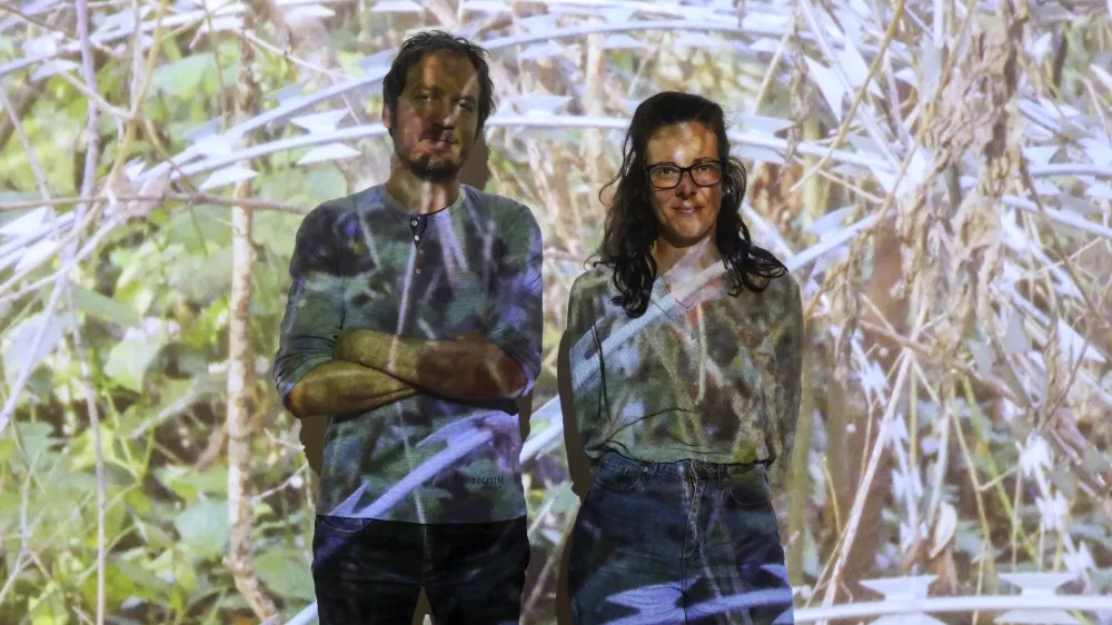 Vizualna umetnica Nika Autor in Goran Lukić iz Delavske svetovalnice pred videom o rezilnih žicah z razstave Če bi gozdovi govorili, bi se od žalosti posu&scaron;ili&nbsp;