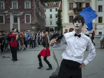 - cirkuko prizoriče na utarskem mostu v Ljubljani - cirkuka promenada -gledaliče na ulici - bela klovnada, za katero je poskrbela estonska skupina Theatre Korolevski Giraffe in organizator festivala Zavod Bufeto, - 8. Mednarodni festival sodobne klovnade in cirkusa KLOVNBUF 2015 - //FOTO: Luka CjuhaOPOMBA: ZA OBJAVO V PRILOGI  DNEVNIKOV OBJEKTIV - REPORTAA 2015
