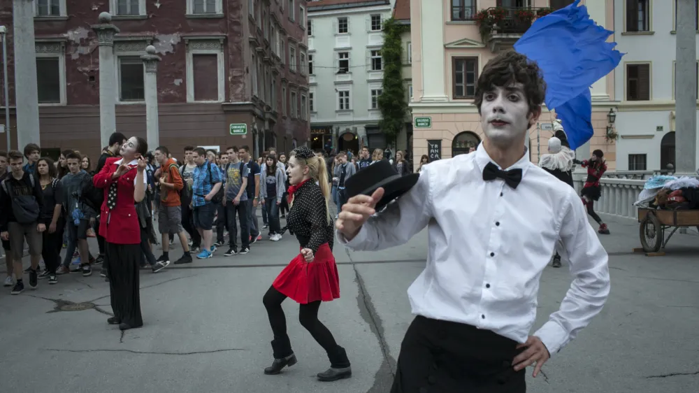 - cirkuko prizoriče na utarskem mostu v Ljubljani - cirkuka promenada -gledaliče na ulici - bela klovnada, za katero je poskrbela estonska skupina Theatre Korolevski Giraffe in organizator festivala Zavod Bufeto, - 8. Mednarodni festival sodobne klovnade in cirkusa KLOVNBUF 2015 - //FOTO: Luka CjuhaOPOMBA: ZA OBJAVO V PRILOGI  DNEVNIKOV OBJEKTIV - REPORTAA 2015