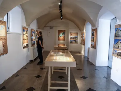 Razstava Stoletje družine T&ouml;nnies osvetljuje delo in življenje podjetni&scaron;ke družine, ki je v gradbeni&scaron;tvu in strojegradnji v Ljubljani in &scaron;ir&scaron;em evropskem prostoru pustila močan pečat.&nbsp;