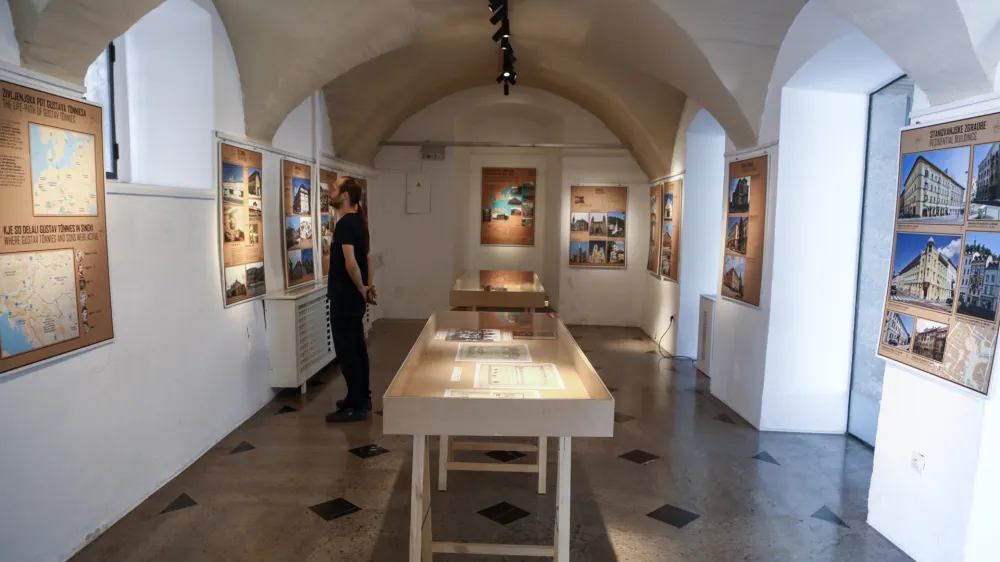 Razstava Stoletje družine T&ouml;nnies osvetljuje delo in življenje podjetni&scaron;ke družine, ki je v gradbeni&scaron;tvu in strojegradnji v Ljubljani in &scaron;ir&scaron;em evropskem prostoru pustila močan pečat.&nbsp;