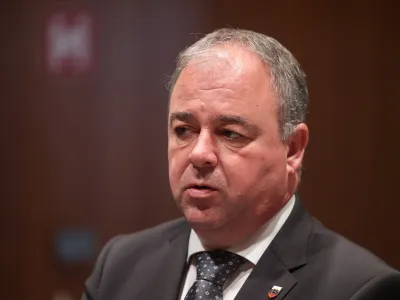 Ljubljana, Drzavni zbor.<br>Izredna seja DZ, na kateri so obravnavali predlog o spremembah zakona o vladi, predlog o spremembah zakona o RTV Slovenija in mandatno-volilne zadeve.<br>Poslanec SDS Danijel Krivec.