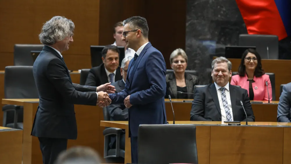 predsednik vlade dr. Robert Golob in minister za obrambo Marjan &Scaron;arec (GS)- 01.06.2022 - Izredna seja DZ, na kateri so potrjevali 17. novih ministrov - 15. petnajsta Vlada Republike Slovenije RS v samostojni Sloveniji pod vodstvom predsednika vlade dr. Roberta Goloba -  //FOTO: Luka Cjuha