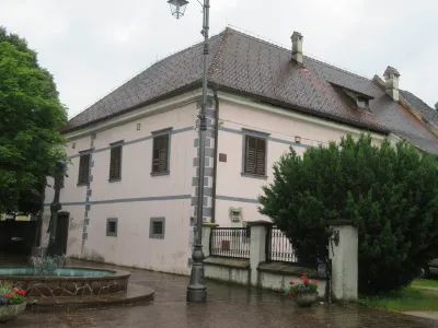 V prihodnjih petih letih želijo v Kostanjevici obnoviti tudi nekdanji ministerialni mestni dvorec, v katerem bodo med drugim uredili medgeneracijski mestni center. 