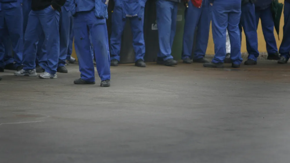 Delavska svetovalnica je minuli teden na koprsko tožilstvo vložila kazensko ovadbo zoper podjetji Marinblu in Selea zaradi suma kr&scaron;enja pravic delavcem. Gre za podjetji v lasti družine nekdanjega državnega sekretarja na ministrstvu za gospodarske dejavnosti Borisa &Scaron;u&scaron;tarja, ki je bil leta 2001 zaradi korupcije in jemanja podkupnine obsojen na tri leta zapora,