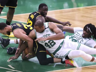 Bostonov Al Horford je takole z vso težko padel na nogo Stepha Curryja, ki je vpra&scaron;ljiv za četrto tekmo. Foto: AP