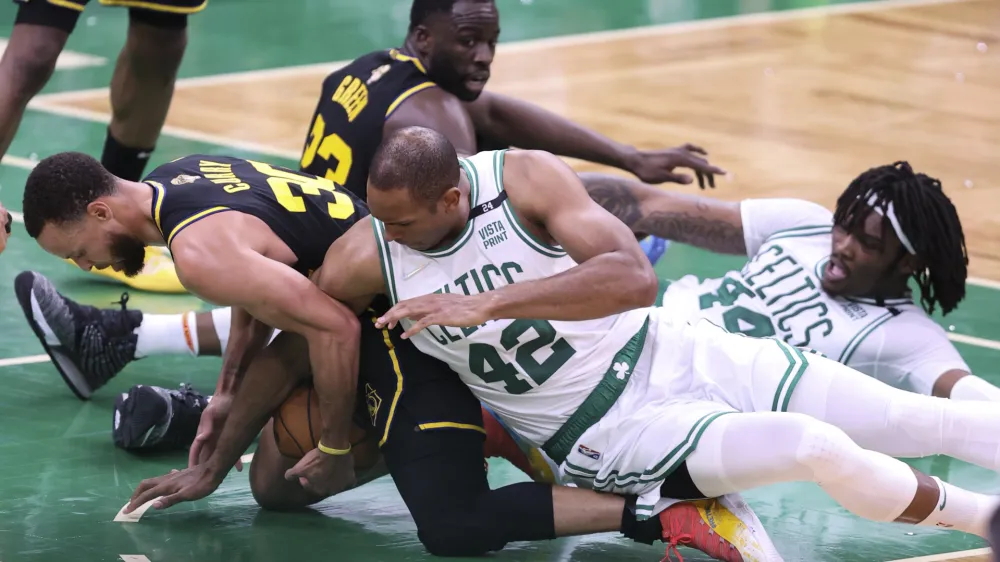 Bostonov Al Horford je takole z vso težko padel na nogo Stepha Curryja, ki je vpra&scaron;ljiv za četrto tekmo. Foto: AP
