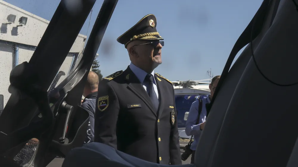 Anton Olaj se je prvič upokojil že leta 2012, pred dvema letoma pa se je najprej pridružil Ale&scaron;u Hojsu na notranjem ministrstvu in se nato preselil na vrh slovenske policije.&nbsp;