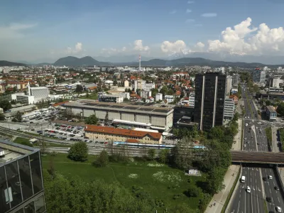- 04.05.2022 - panorama Ljubljana - &Scaron;i&scaron;ka, ljubljanska džamija, delova stolpnica, stavba Delo (črna vdova)<br><br>//FOTO: Luka Cjuha